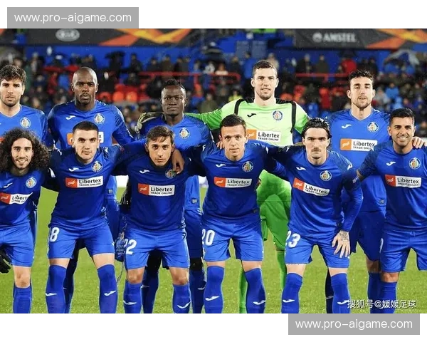 巴斯克德比进行中，毕尔巴鄂竞技与皇家社会中场争夺激烈